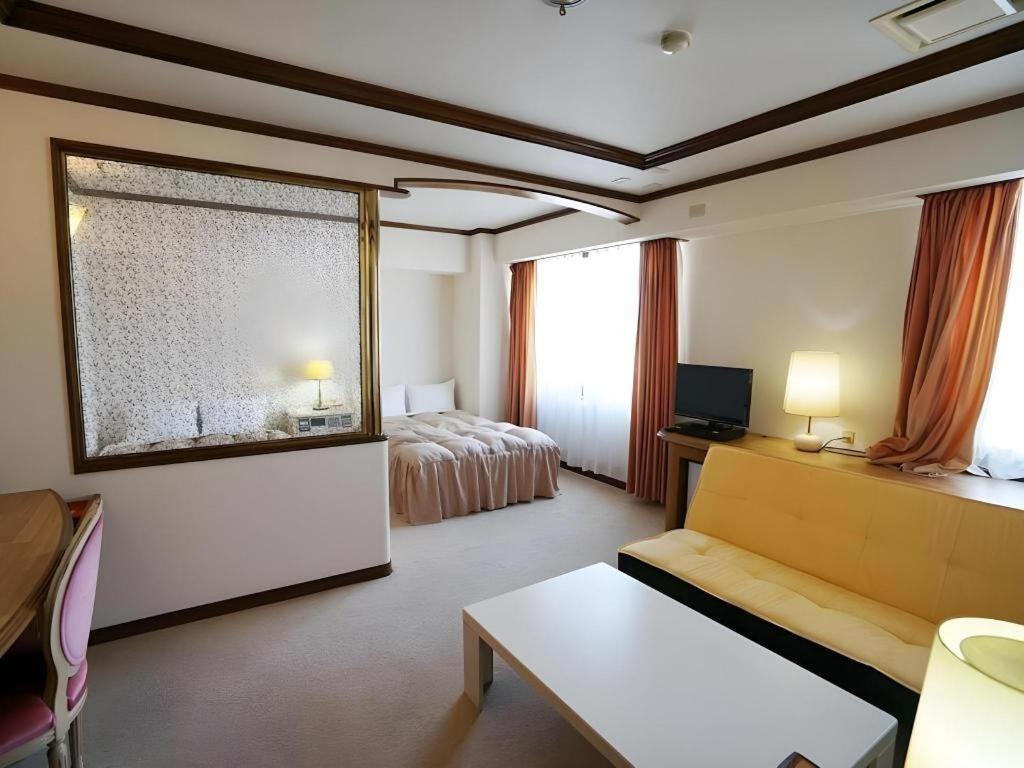 Neyagawa Trend Hotel Osaka Buitenkant foto