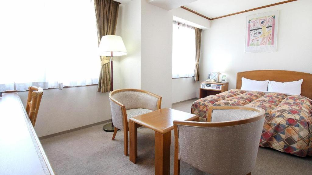 Neyagawa Trend Hotel Osaka Buitenkant foto
